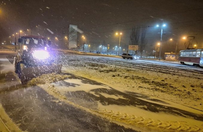 У Харкові під час снігопаду на вулицях працюють комунальники